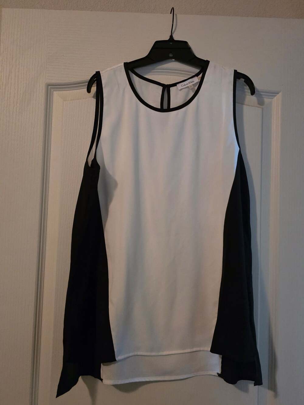 Calvin Klein Black and White Sleeveless Colorblock Blouse Large